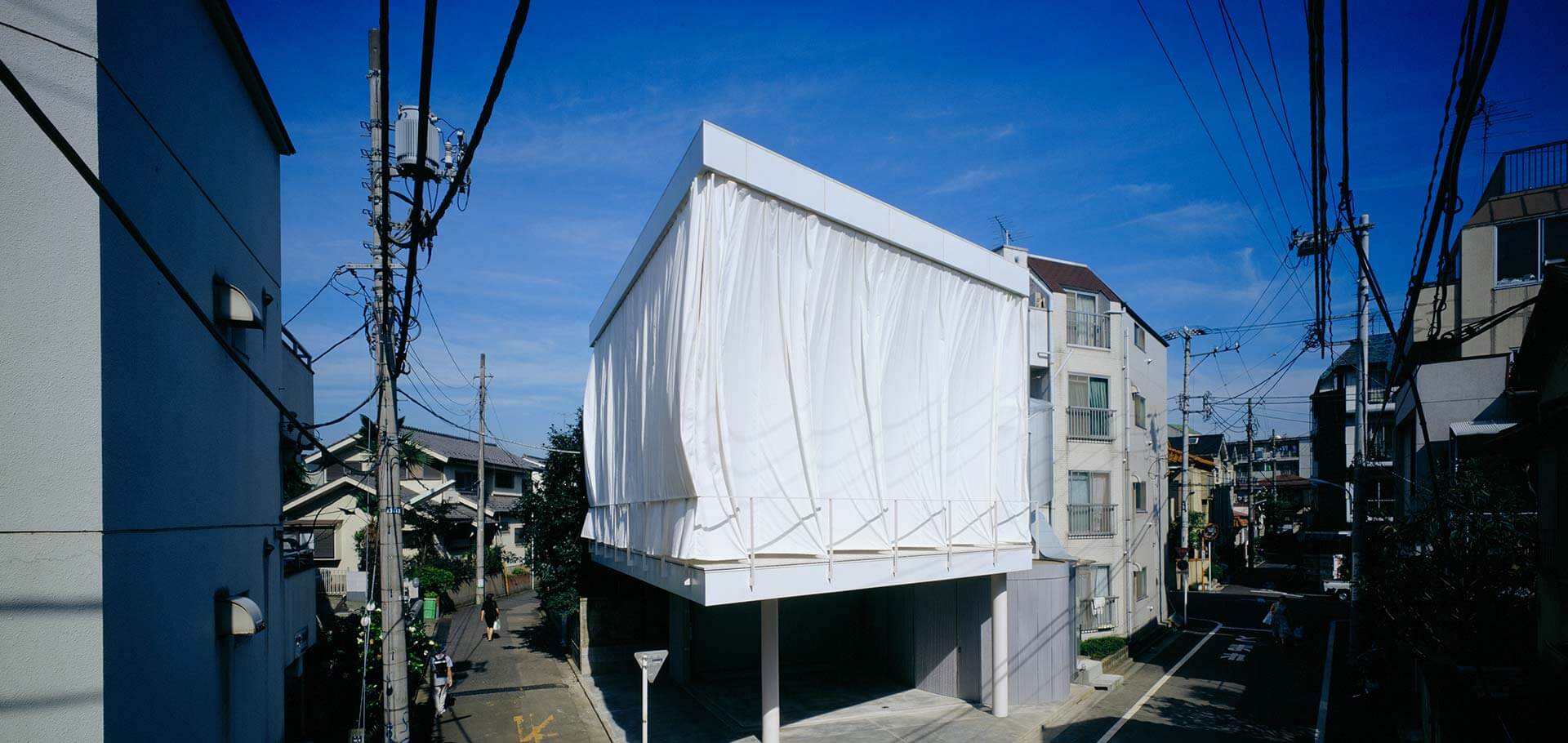 curtain-wall-house-shigeru-ban